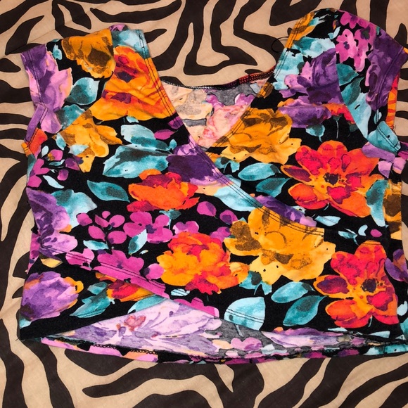DONATED! 🌺Floral crop top🌷 - Picture 2 of 4
